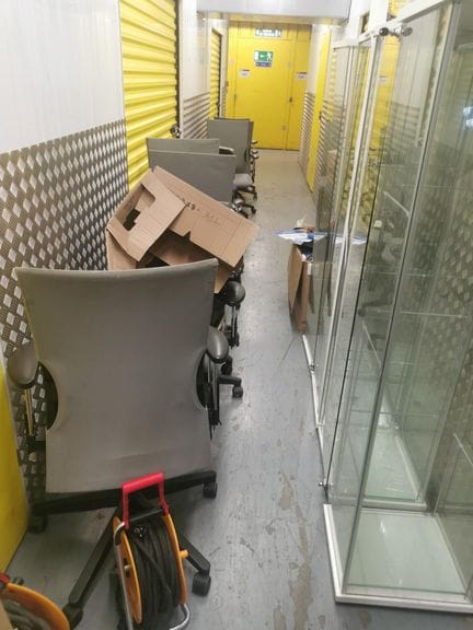 Entier contenu d'un Box de 25m2 au sol (environ 40 m3 de matériel) : armoires métalliques, 4 vitrines, bureaux démontés,