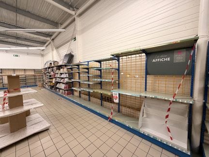 Un rayonnage (vide) lineaire 11 m, 90cm de largeur et 225cm de hauteur