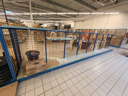 Un rayonnage (vide) lineaire 10m, 90cm de largeur et 225cm de hauteur