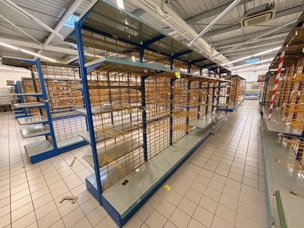 Un rayonnage (vide) lineaire 6.50m, 90cm de largeur et 225cm de hauteur