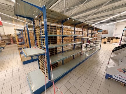 Un rayonnage (vide) lineaire 6.50m, 90cm de largeur et 225cm de hauteur