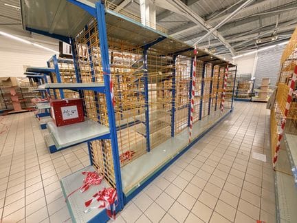 Un rayonnage (vide) lineaire 6.50m, 90cm de largeur et 225cm de hauteur