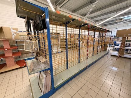 Un rayonnage (vide) lineaire 6.50m, 90cm de largeur et 225cm de hauteur