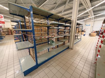 Un rayonnage (vide) lineaire 6.50m, 90cm de largeur et 225cm de hauteur