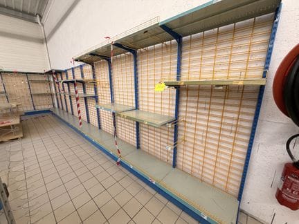 Un rayonnage (vide) lineaire 9 m, 90cm de largeur et 225cm de hauteur
