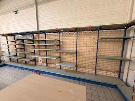 Un rayonnage (vide) lineaire 7m, 90cm de largeur et 225cm de hauteur