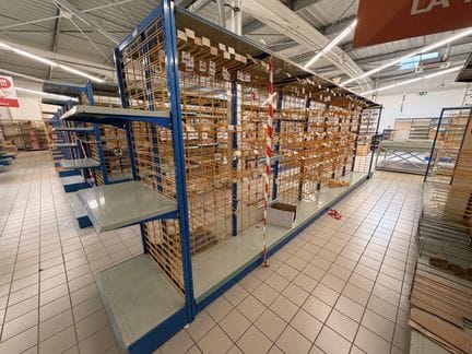 Un rayonnage (vide) lineaire 6.50m, 90cm de largeur et 225cm de hauteur