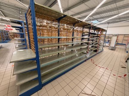Un rayonnage (vide) lineaire 6.50m, 90cm de largeur et 225cm de hauteur