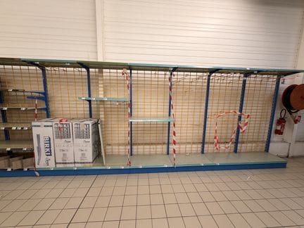 Un rayonnage (vide) lineaire 9 m, 90cm de largeur et 225cm de hauteur