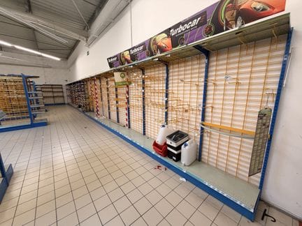 Un rayonnage (vide) lineaire 17 m, 90cm de largeur et 225cm de hauteur