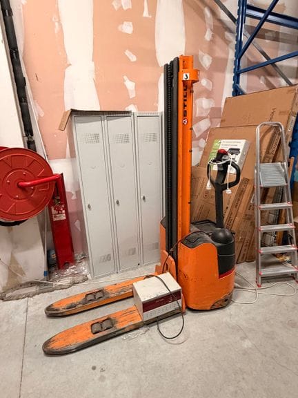 Un gerbeur de marque STIIL avec son chargeur