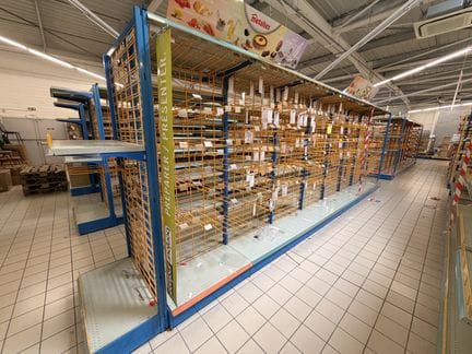 Un rayonnage (vide) lineaire 6.50m, 90cm de largeur et 225cm de hauteur
