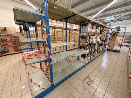 Un rayonnage (vide) lineaire 6.50m, 90cm de largeur et 225cm de hauteur