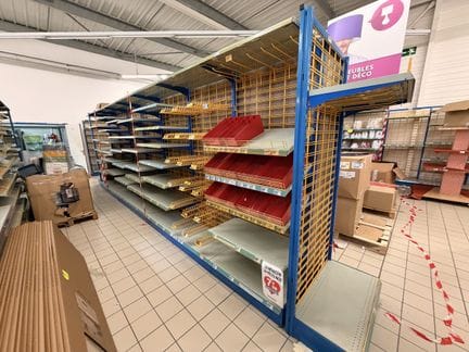 Un rayonnage (vide) lineaire 6.50m, 90cm de largeur et 225cm de hauteur