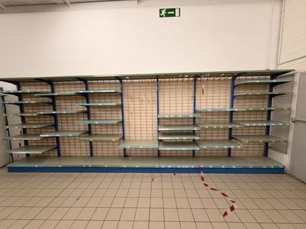 Un rayonnage (vide) lineaire 6.50m, 90cm de largeur et 225cm de hauteur