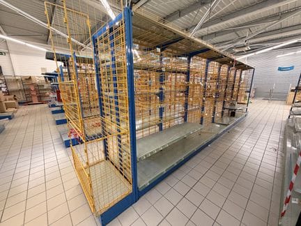 Un rayonnage (vide) lineaire 6.50m, 90cm de largeur et 225cm de hauteur