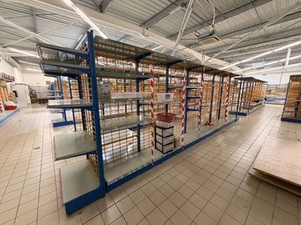 Un rayonnage (vide) lineaire 6.50m, 90cm de largeur et 225cm de hauteur