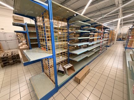 Un rayonnage (vide) lineaire 6.50m, 90cm de largeur et 225cm de hauteur