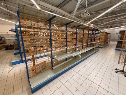 Un rayonnage (vide) lineaire 6.50m, 90cm de largeur et 225cm de hauteur