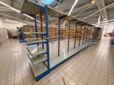 Un rayonnage (vide) lineaire 6.50m, 90cm de largeur et 225cm de hauteur