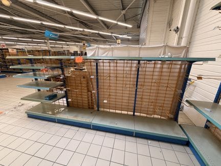 Un rayonnage (vide) lineaire 9m, 90cm de largeur et 225cm de hauteur