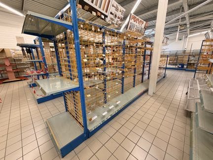 Un rayonnage (vide) lineaire 6.50m, 90cm de largeur et 225cm de hauteur