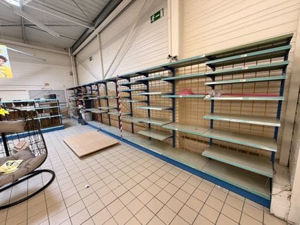 Un rayonnage (vide) lineaire 10.80 m, 90cm de largeur et 225cm de hauteur