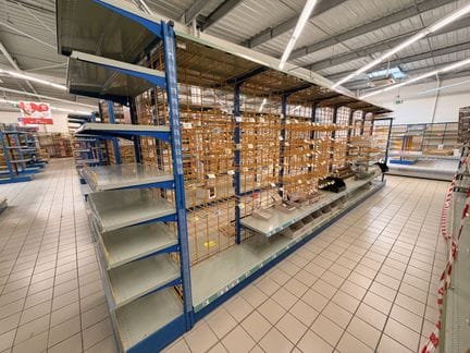 Un rayonnage (vide) lineaire 6.50m, 90cm de largeur et 225cm de hauteur