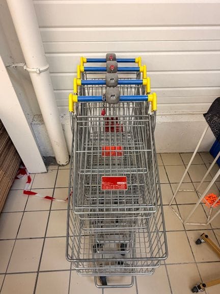 Un lot de 5 caddies, on y joint un lot de paniers à roulettes