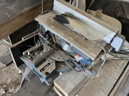 1 scie à onglet BOSCH avec table de support