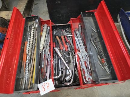 1 caisse à outils FACOM garnie partiellement
