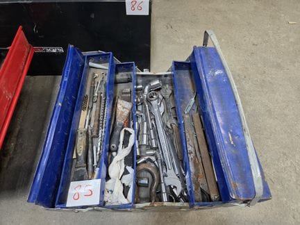 1 caisse à outils bleue garnie partiellement