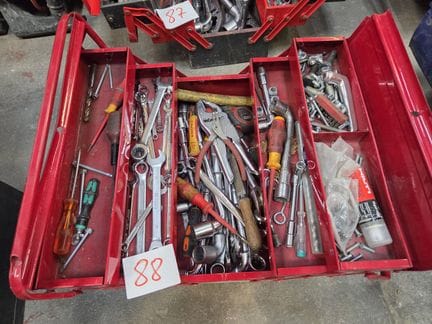 1 caisse à outils rouge garnie partiellement