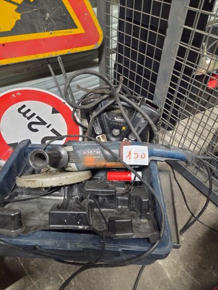 1 disqueuse BOSCH GWS 230 + 1 booster de démarrage KRAFTEWER en mauvais état