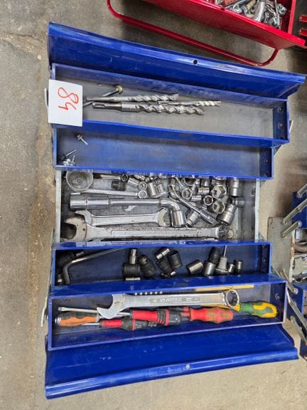 1 caisse à outils bleue garnie partiellement