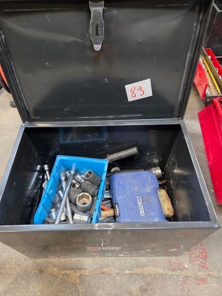 1 caisse à outils noire garnie partiellement