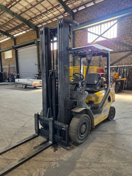 1 charriot élévateur de marque KOMATSU à gaz, type FG25HT.16R, année 2006 – n° série: 700816R