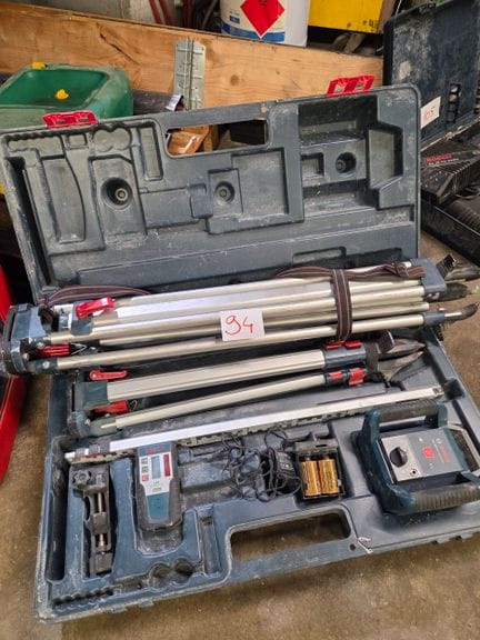 1 laser rotatif BOSCH BT152 avec sa mallette
