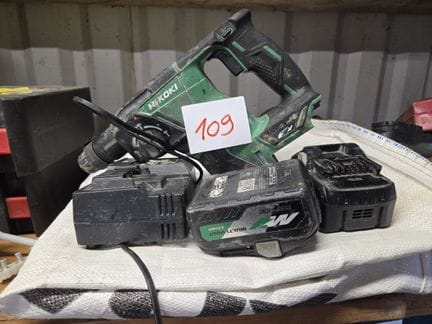 1 perforateur de marque HIKOKI avec ses 2 batteries et 1 chargeur 36 Volts