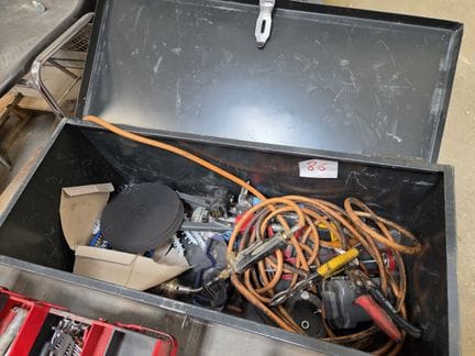 1 caisse à outils bleue garnie partiellement