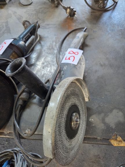 une disqueuse BOSCH GWS 22.230 LVI
