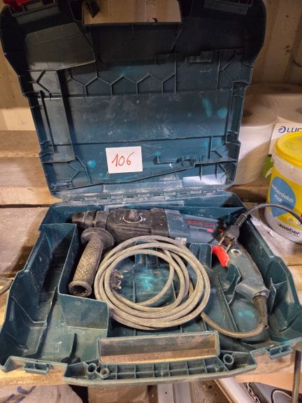 1 perforateur BOSCH avec son coffret, modèle GBH 2.26