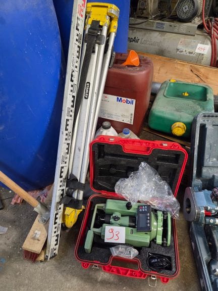 1 lunette THEODOLITE modèle DE 5A avec son trépied