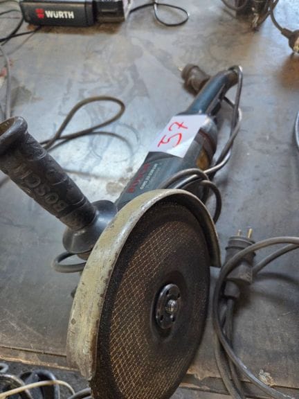 une disqueuse BOSCH GWS 22.230 LVI