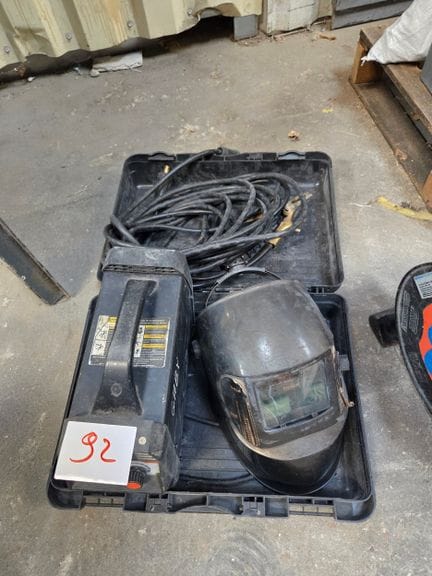 1 poste à souder avec sa mallette, de marque PRO ARC 200
