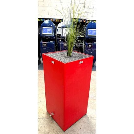RECUPERATEUR D'EAU DE PLUIE OU JARDINIERE DECORATIVES SUR ROULETTES EN RESINE LAQUE DE COULEUR ROUGE ET 1 PLANTE NATURAL
