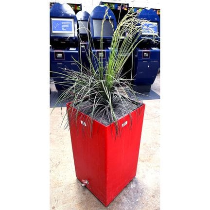 RECUPERATEUR D'EAU DE PLUIE OU JARDINIERE DECORATIVES SUR ROULETTES EN RESINE LAQUE DE COULEUR ROUGE ET 1 PLANTE NATURAL