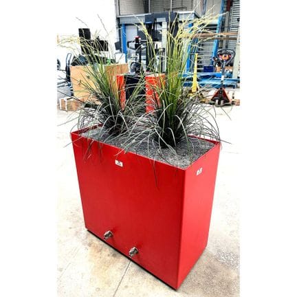 RECUPERATEUR D'EAU DE PLUIE OU JARDINIERE DECORATIVES SUR ROULETTES EN RESINE LAQUE DE COULEUR ROUGE ET 2 PLANTES NATURA