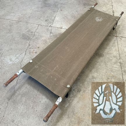 BRANCARD OU CIVIERE REPLIABLE EN BOIS, TOILE, ALUMINIUM ET ACIER. SURPLUS MILITAIRE DES ANNEES 1940/1950. 17.5 X 230 X 5