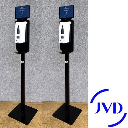 2 DISTRIBUTEURS DE GEL AUTOMATIQUE SUR PIEDS A PILES DE MARQUE JVD MODELE YALILS DE COULEUR BLANCHE MONTE SUR PIETEMENT